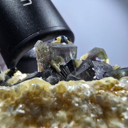 Spécimen de fluorite fantôme colorée, tourmaline schorl, muscovite, hyalite, Erongo, Namibie 78*52*48mm #12188 