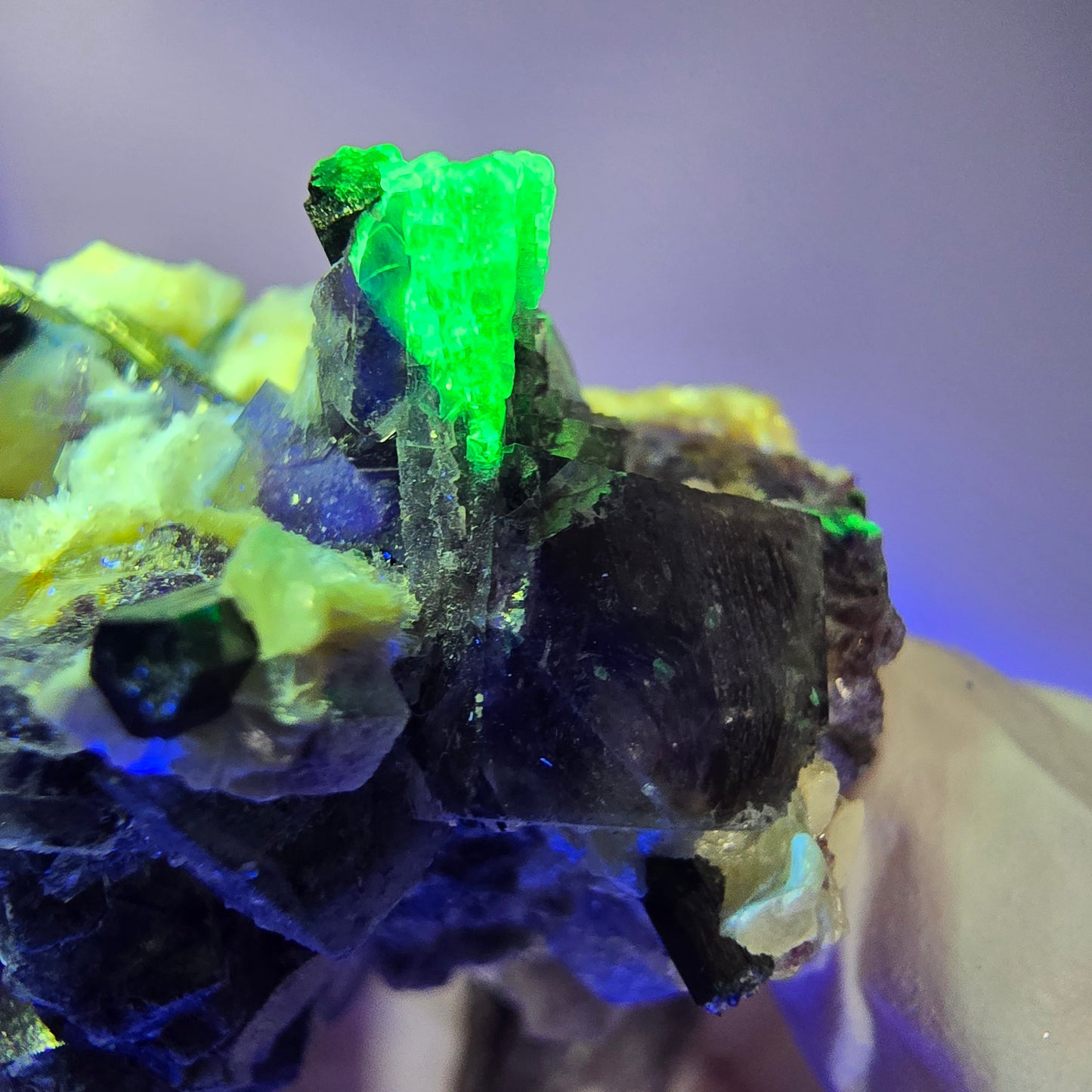 Spécimen de fluorite fantôme colorée, tourmaline schorl, muscovite, hyalite, Erongo, Namibie 78*52*48mm #12188 