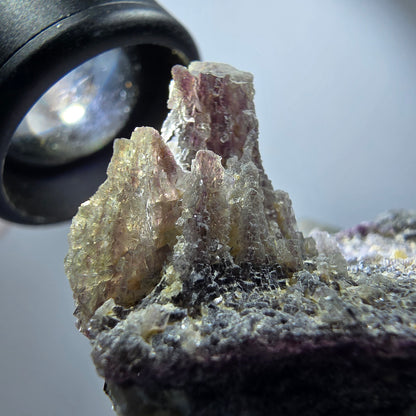 Spécimen de fluorite fantôme colorée, tourmaline schorl, muscovite, hyalite, Erongo, Namibie 78*52*48mm #12188 