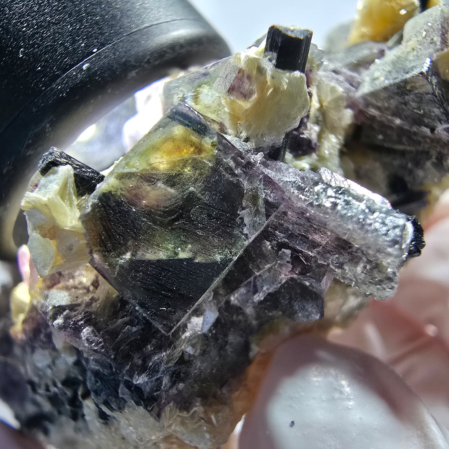 Spécimen de fluorite fantôme colorée, tourmaline schorl, muscovite, hyalite, Erongo, Namibie 78*52*48mm #12188 