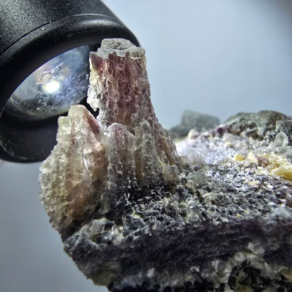 Spécimen de fluorite fantôme colorée, tourmaline schorl, muscovite, hyalite, Erongo, Namibie 78*52*48mm #12188 