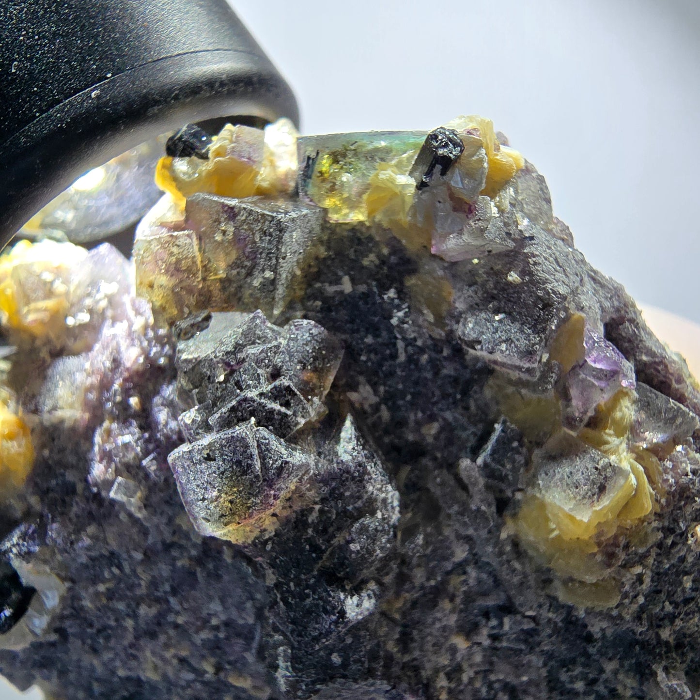 Spécimen de fluorite fantôme colorée, tourmaline schorl, muscovite, hyalite, Erongo, Namibie 78*52*48mm #12188 