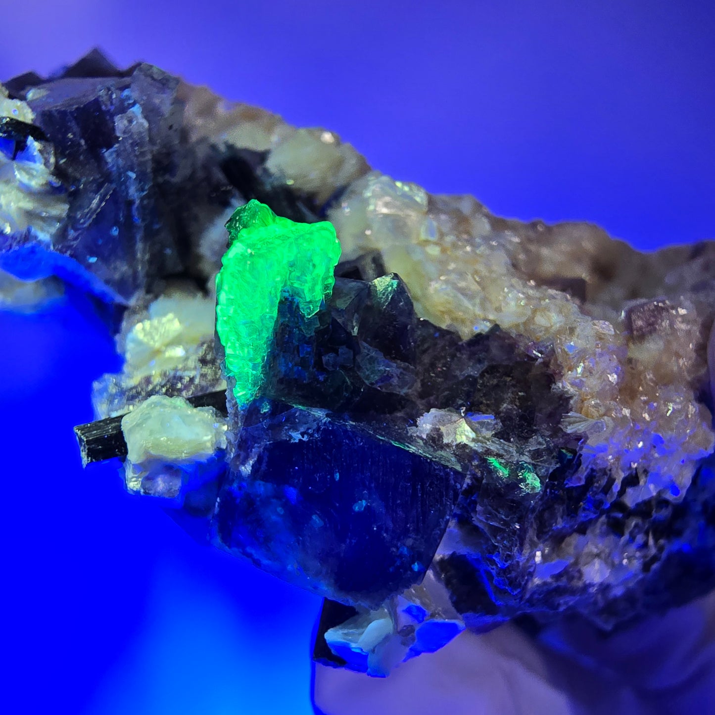 Spécimen de fluorite fantôme colorée, tourmaline schorl, muscovite, hyalite, Erongo, Namibie 78*52*48mm #12188 