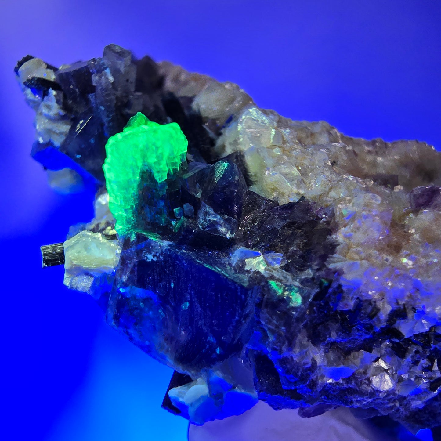 Spécimen de fluorite fantôme colorée, tourmaline schorl, muscovite, hyalite, Erongo, Namibie 78*52*48mm #12188 