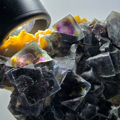 Spécimen de fluorite fantôme colorée, tourmaline schorl, muscovite, hyalite, Erongo, Namibie 86*60*37mm #12192 