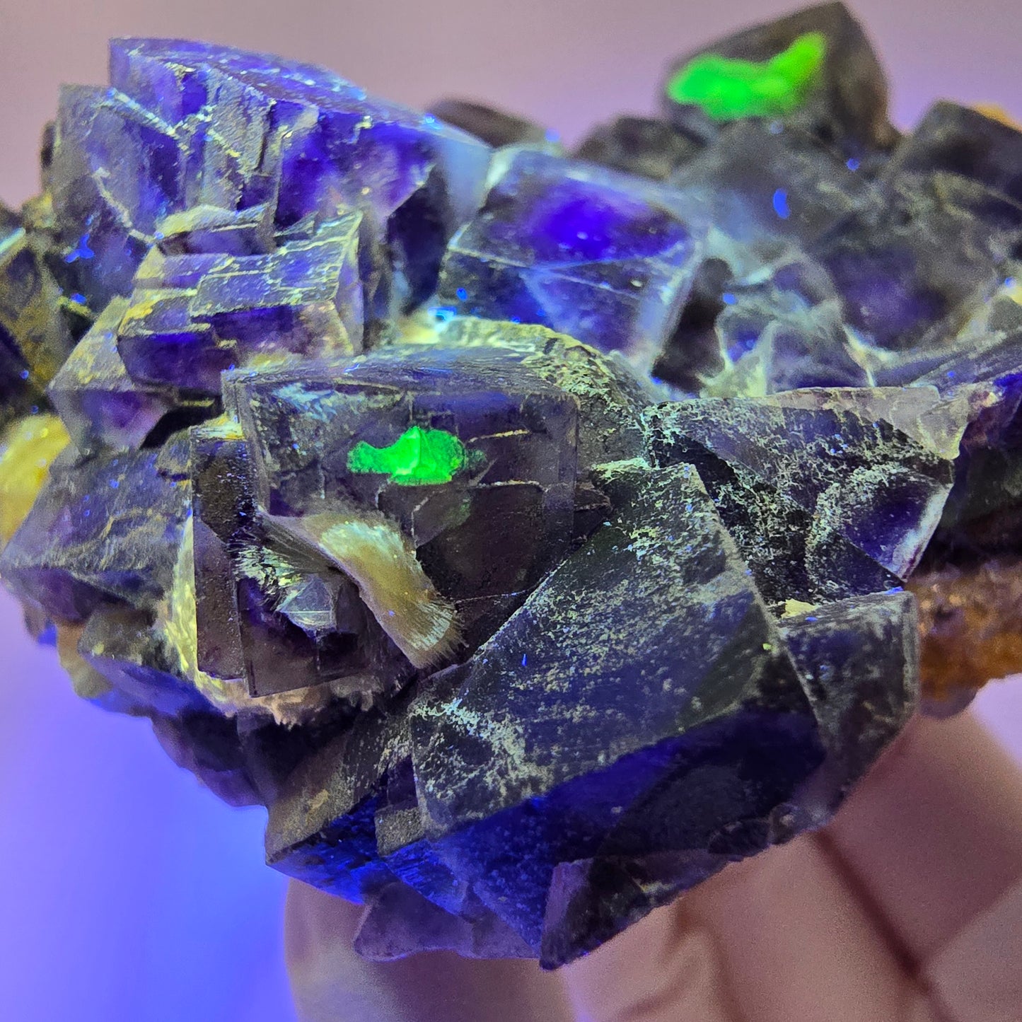 Spécimen de fluorite fantôme colorée, tourmaline schorl, muscovite, hyalite, Erongo, Namibie 86*60*37mm #12192 