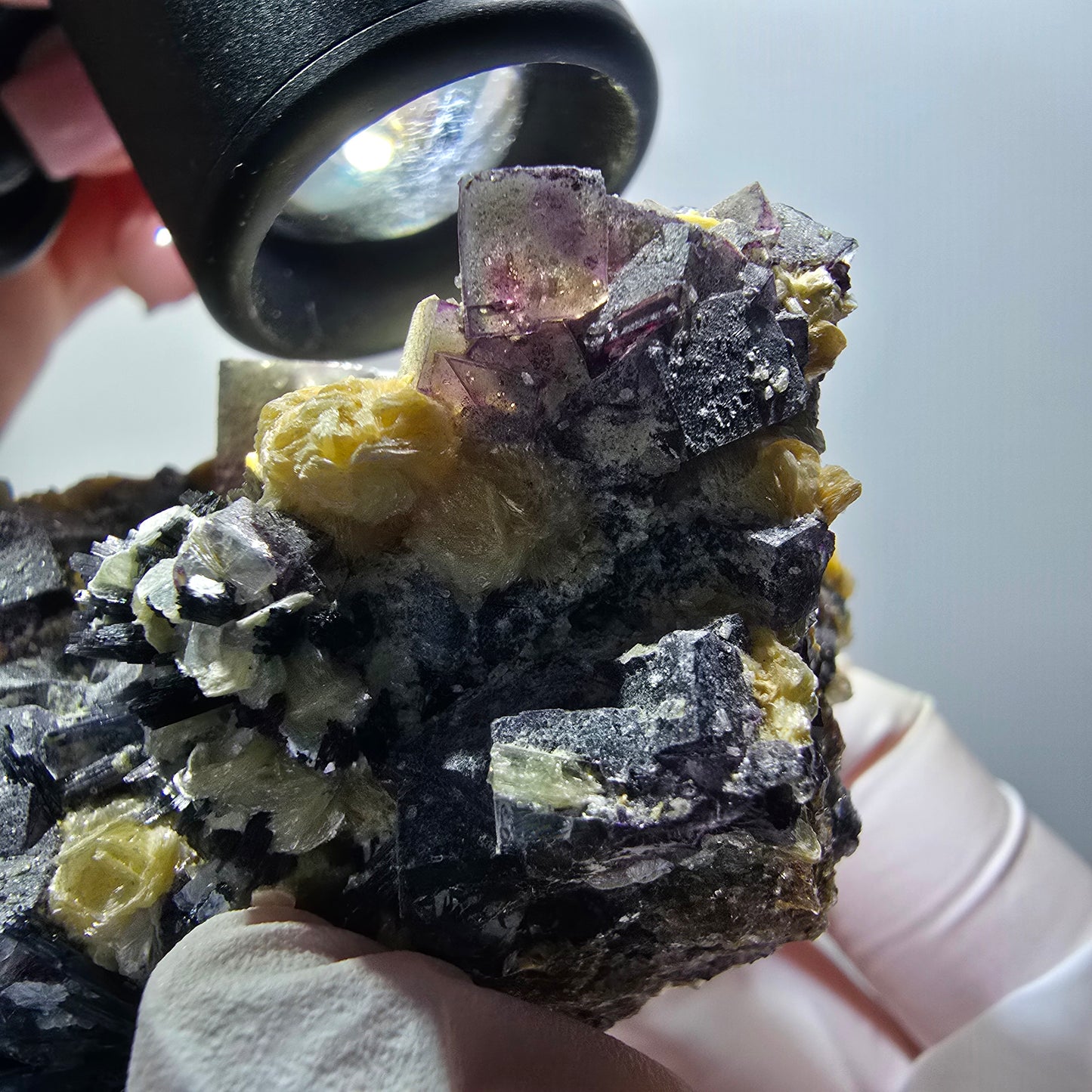 Spécimen de fluorite fantôme colorée, tourmaline schorl, muscovite, hyalite, Erongo, Namibie 79*49*39mm #12193 
