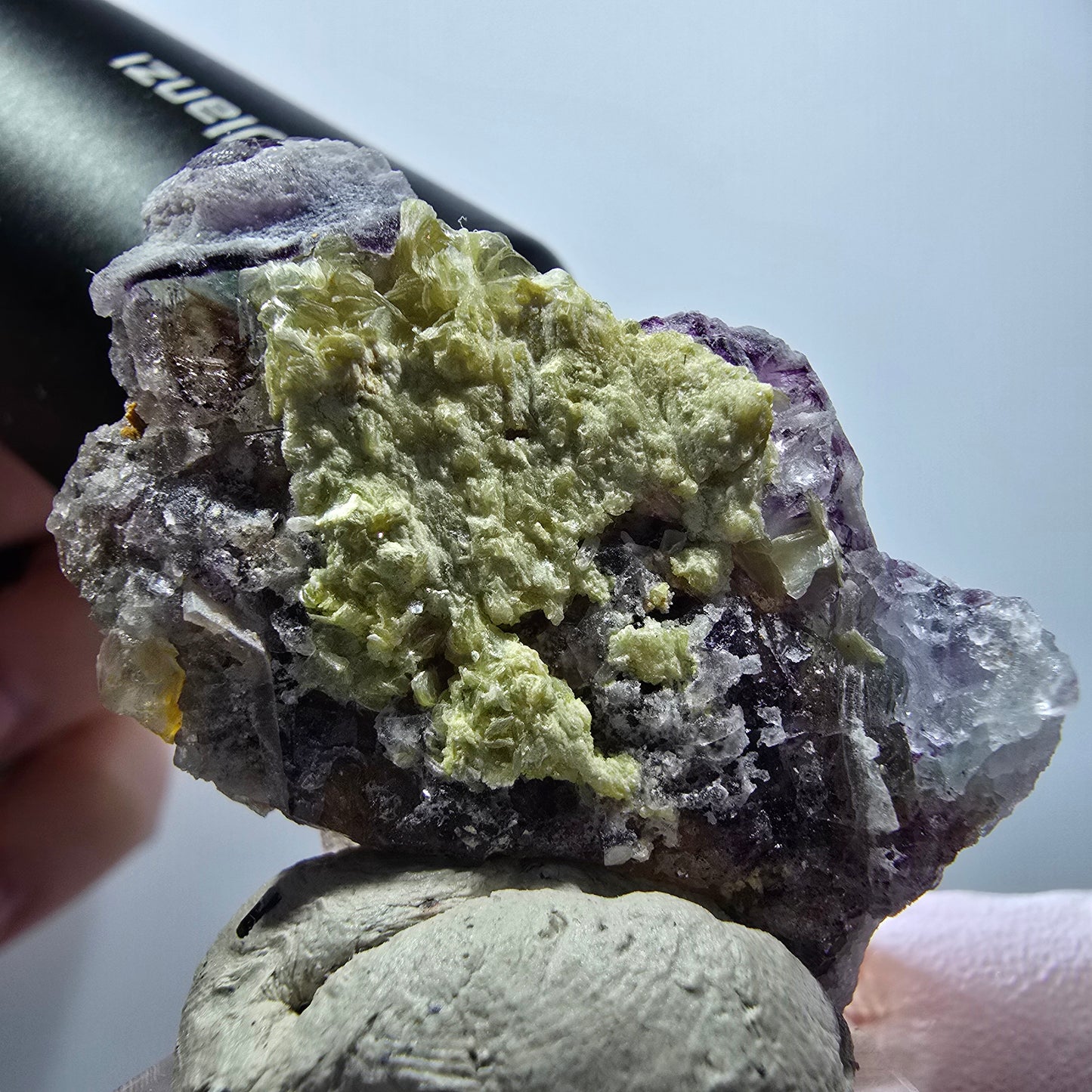 Spécimen rare de fluorite fantôme et de muscovite, Erongo, Namibie, 45 x 31 x 24 mm, n° 12265 