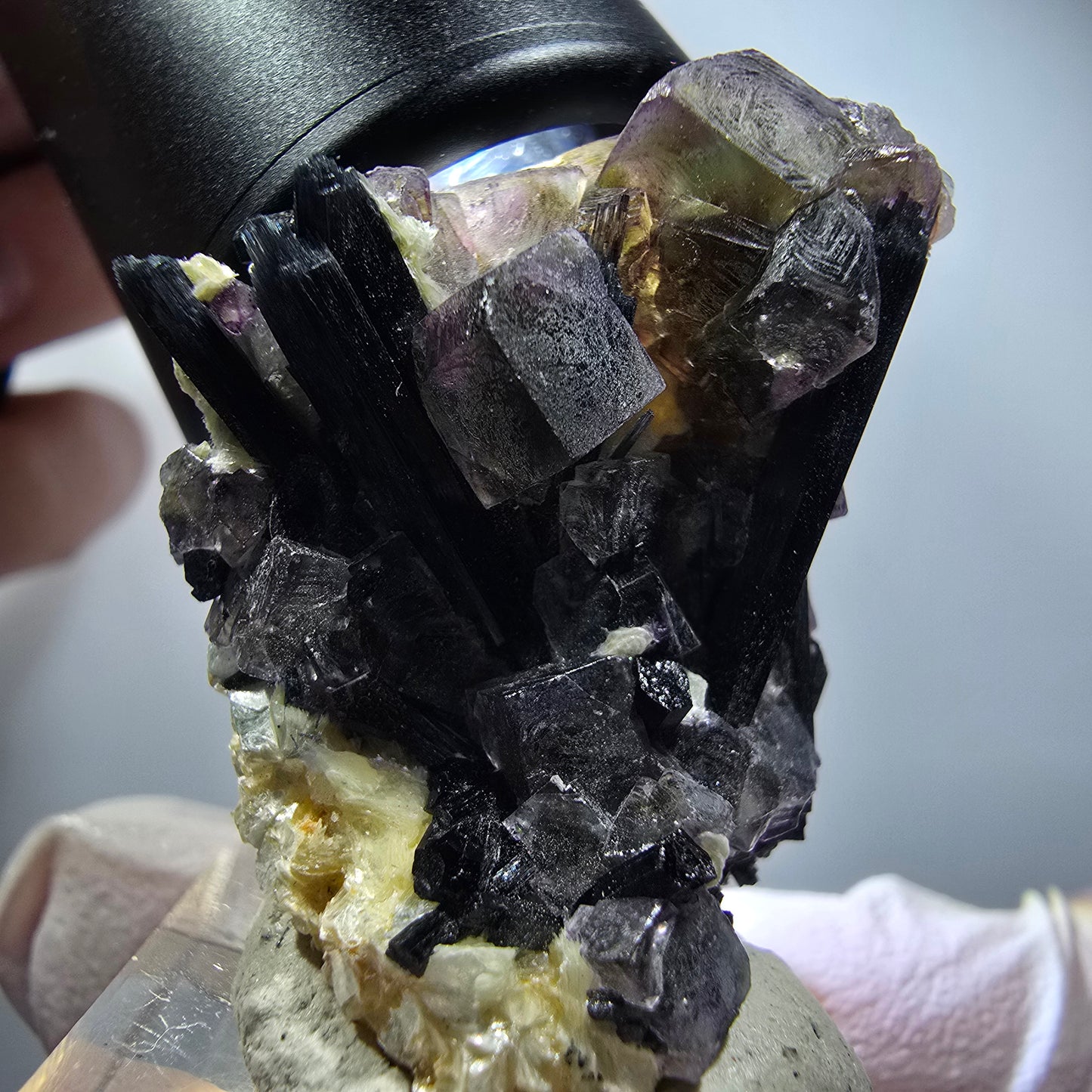 Spécimen de fluorite fantôme colorée, tourmaline schorl et muscovite d'Erongo, Namibie, 37*31*19 mm, n° 12280 