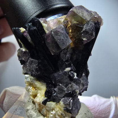 Spécimen de fluorite fantôme colorée, tourmaline schorl et muscovite d'Erongo, Namibie, 37*31*19 mm, n° 12280 