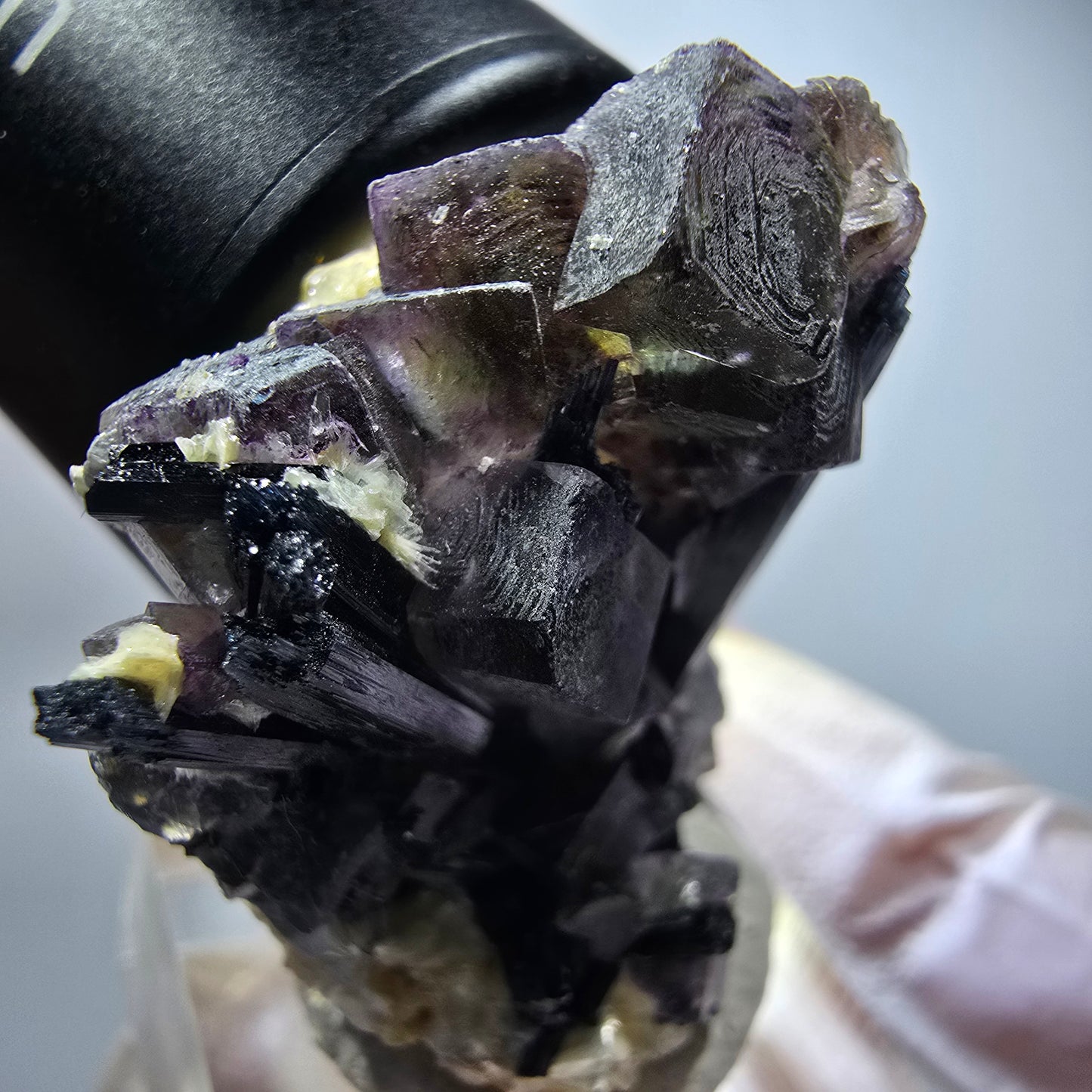 Spécimen de fluorite fantôme colorée, tourmaline schorl et muscovite d'Erongo, Namibie, 37*31*19 mm, n° 12280 