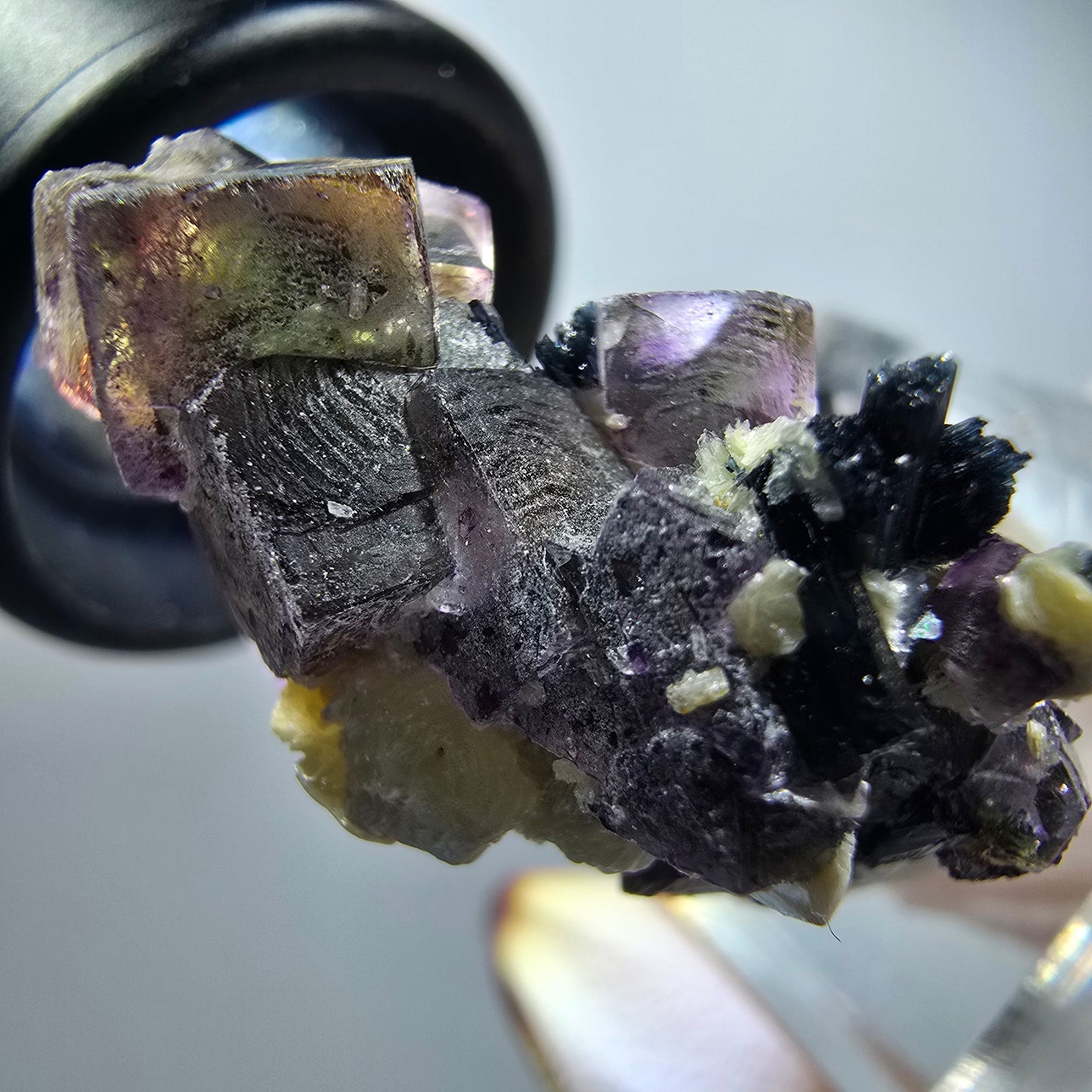 Spécimen de fluorite fantôme colorée, tourmaline schorl et muscovite d'Erongo, Namibie, 37*31*19 mm, n° 12280 