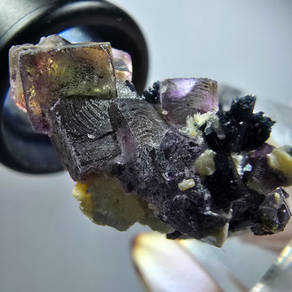 Spécimen de fluorite fantôme colorée, tourmaline schorl et muscovite d'Erongo, Namibie, 37*31*19 mm, n° 12280 