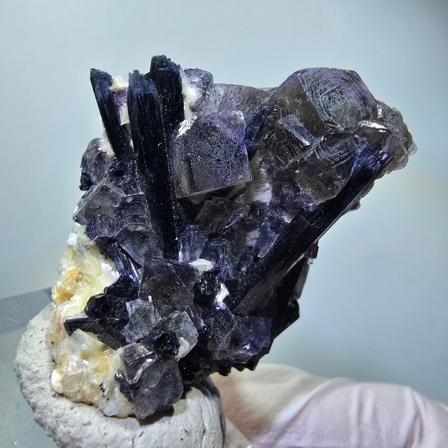 Spécimen de fluorite fantôme colorée, tourmaline schorl et muscovite d'Erongo, Namibie, 37*31*19 mm, n° 12280 