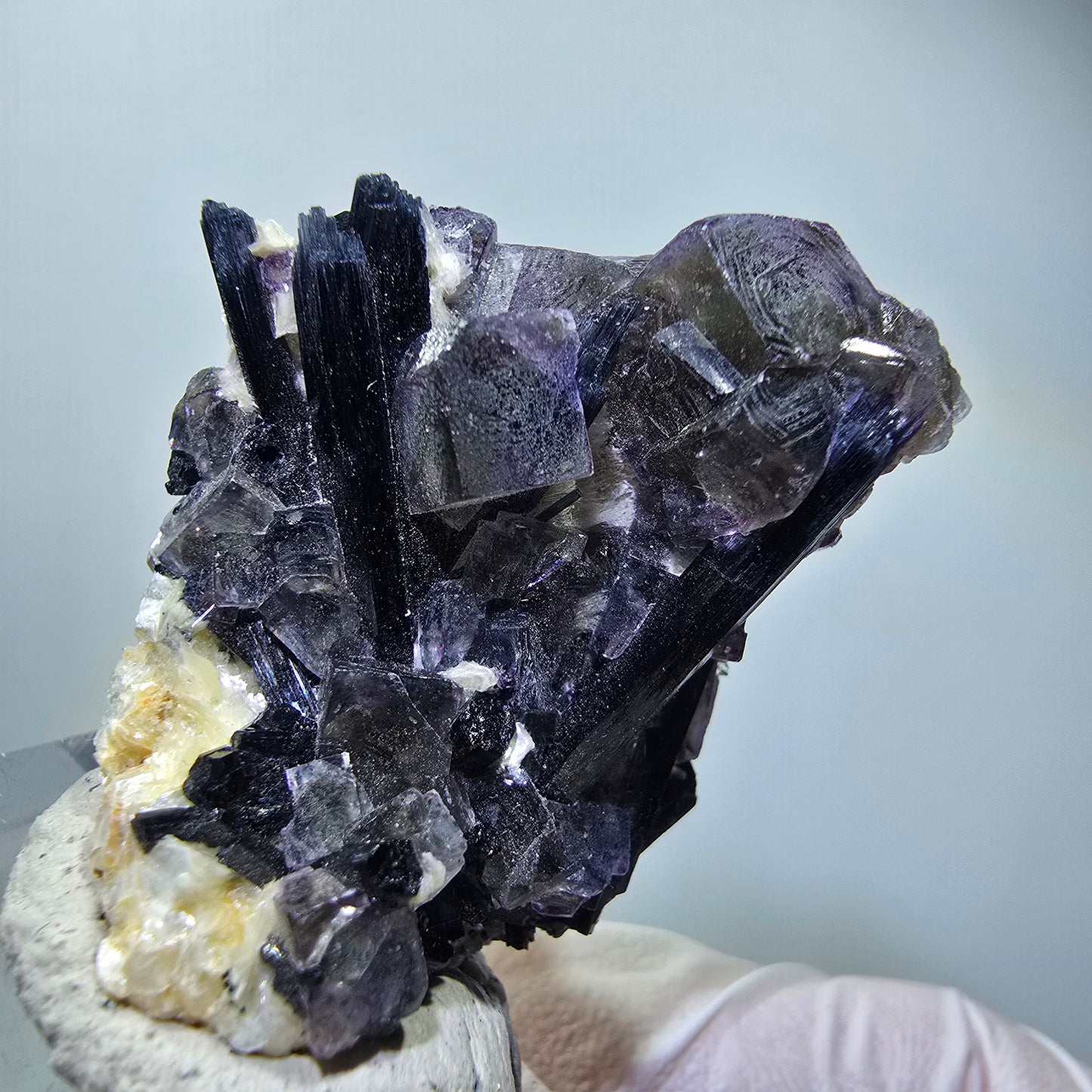 Spécimen de fluorite fantôme colorée, tourmaline schorl et muscovite d'Erongo, Namibie, 37*31*19 mm, n° 12280 