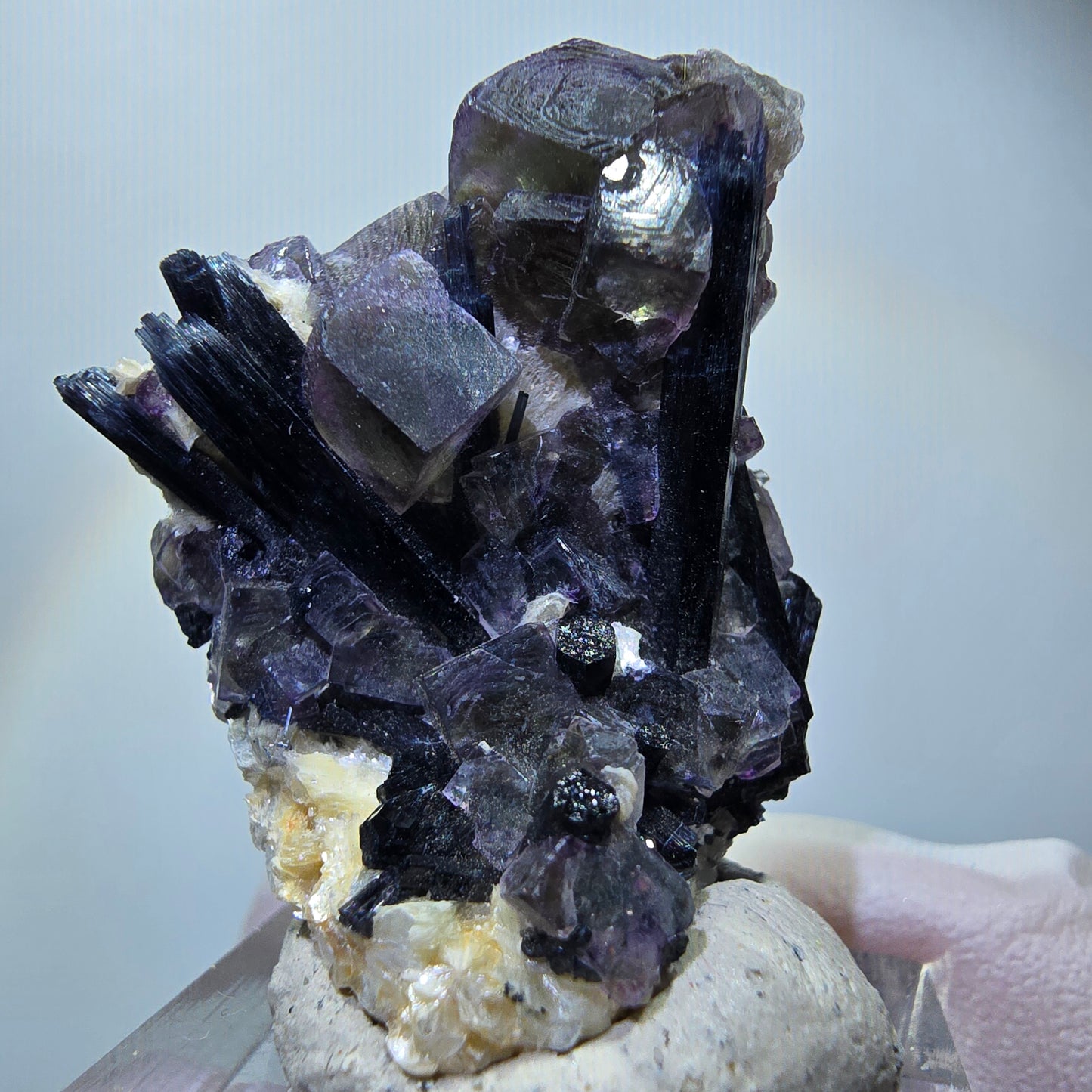 Spécimen de fluorite fantôme colorée, tourmaline schorl et muscovite d'Erongo, Namibie, 37*31*19 mm, n° 12280 