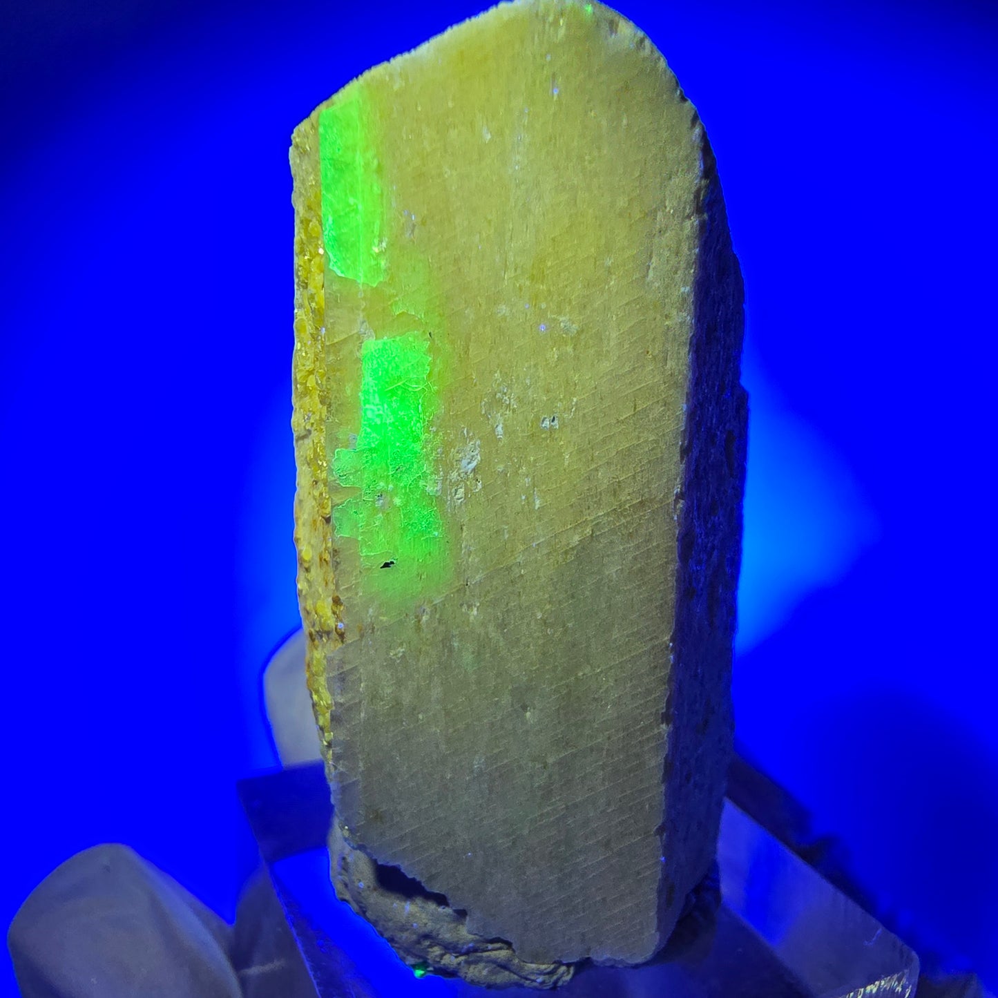 Opale hyalite rare, spécimen d'orthose (minéral UV), Erongo, Namibie, 43*24*30 mm, n° 12287 
