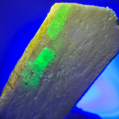 Opale hyalite rare, spécimen d'orthose (minéral UV), Erongo, Namibie, 43*24*30 mm, n° 12287 