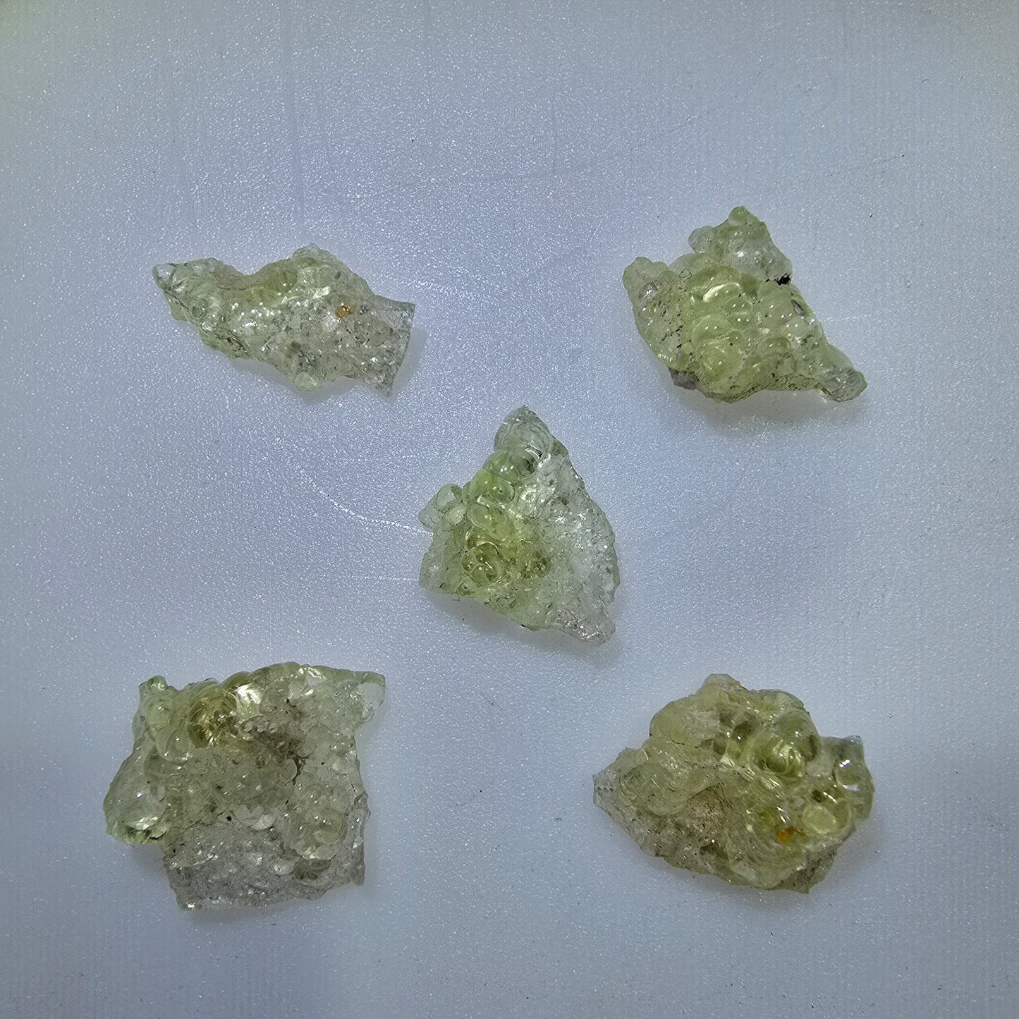 Lot de 5 écailles d'opale hyalite (minéral UV) Erongo, Namibie 14-18 mm #12300 