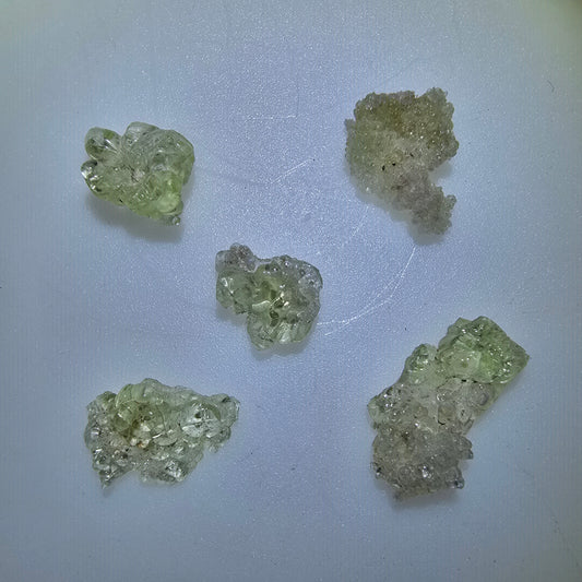 Lot de 5 spécimens d'opale hyalite (minéral UV) Erongo, Namibie 14-22 mm #12301 