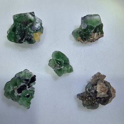 Lot de 5 pierres : fluorite fantôme, muscovite, tourmaline Schörl, hyalite, Erongo, Namibie, 14-19 mm, n° 12303 