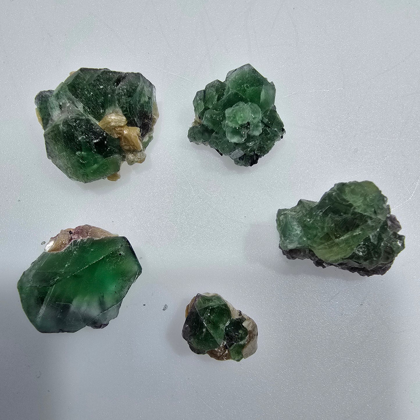 Lot de 5 pierres : fluorite fantôme, muscovite, tourmaline Schörl, Erongo, Namibie, 14-24 mm, réf. 12315 