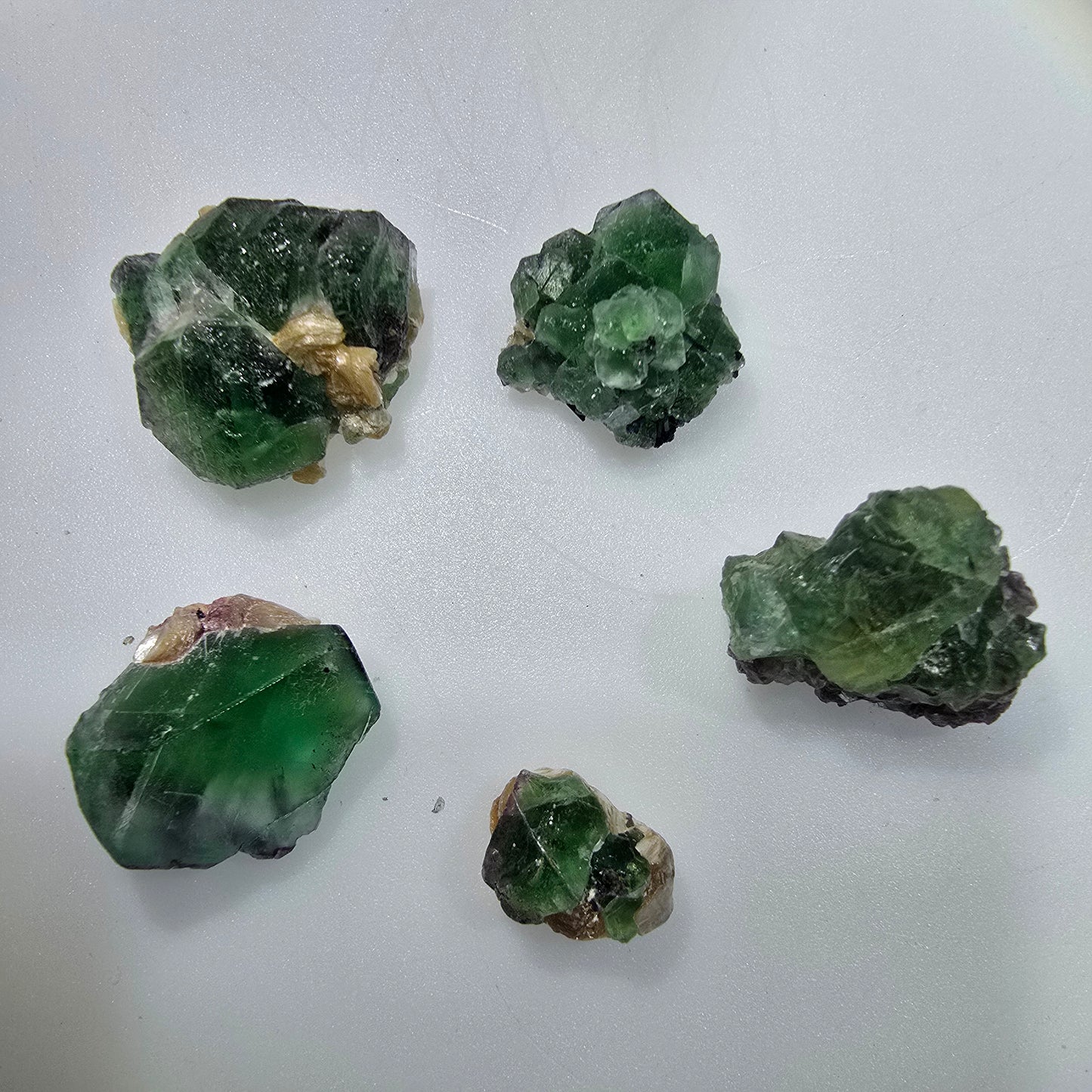 Lot de 5 pierres : fluorite fantôme, muscovite, tourmaline Schörl, Erongo, Namibie, 14-24 mm, réf. 12315 