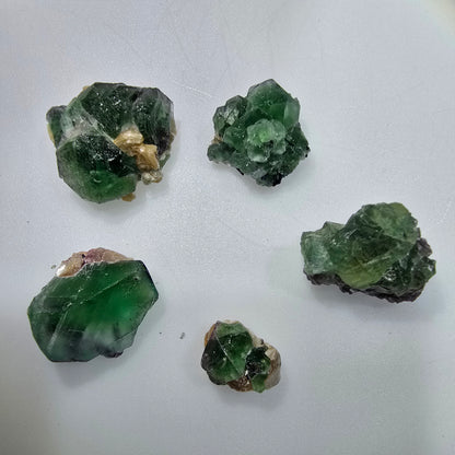 Lot de 5 pierres : fluorite fantôme, muscovite, tourmaline Schörl, Erongo, Namibie, 14-24 mm, réf. 12315 
