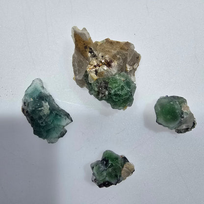 Lot de 4 pierres : fluorite fantôme, muscovite, tourmaline Schörl, Erongo, Namibie, 14-32 mm, n° 12320 