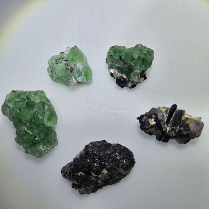 Lot de 5 pierres : fluorite fantôme, muscovite, tourmaline Schörl, Erongo, Namibie, 15-26 mm, réf. 12323 