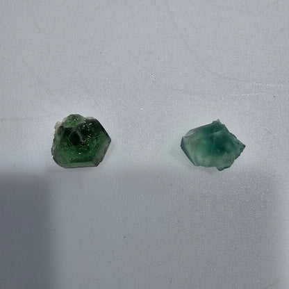 Lot de 2 pierres : fluorite fantôme, muscovite, tourmaline Schörl, Erongo, Namibie, 11-12 mm, n° 12324 