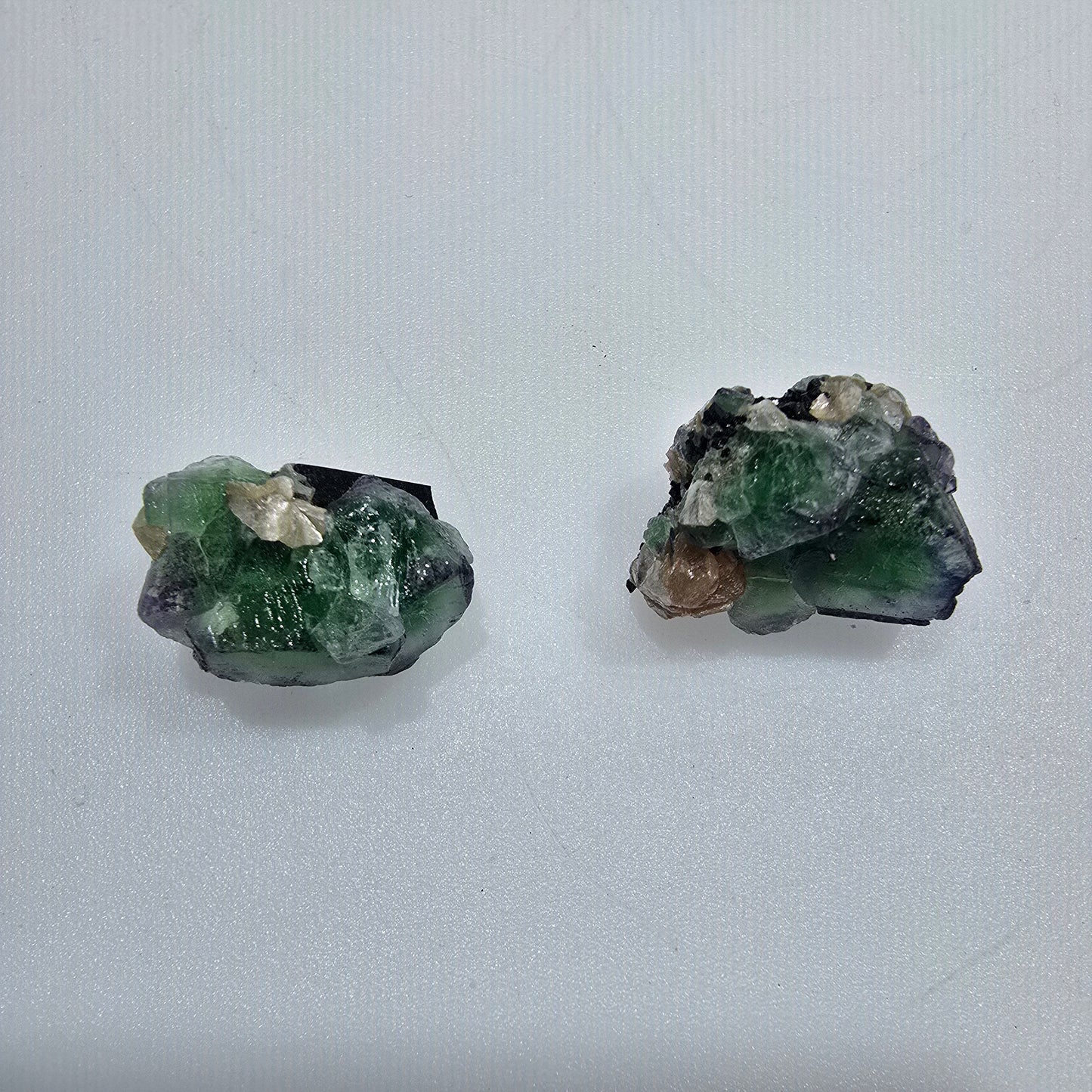 Lot de 2 pierres : fluorite fantôme, muscovite, tourmaline Schörl, Erongo, Namibie, 19 x 21 mm, réf. 12325 