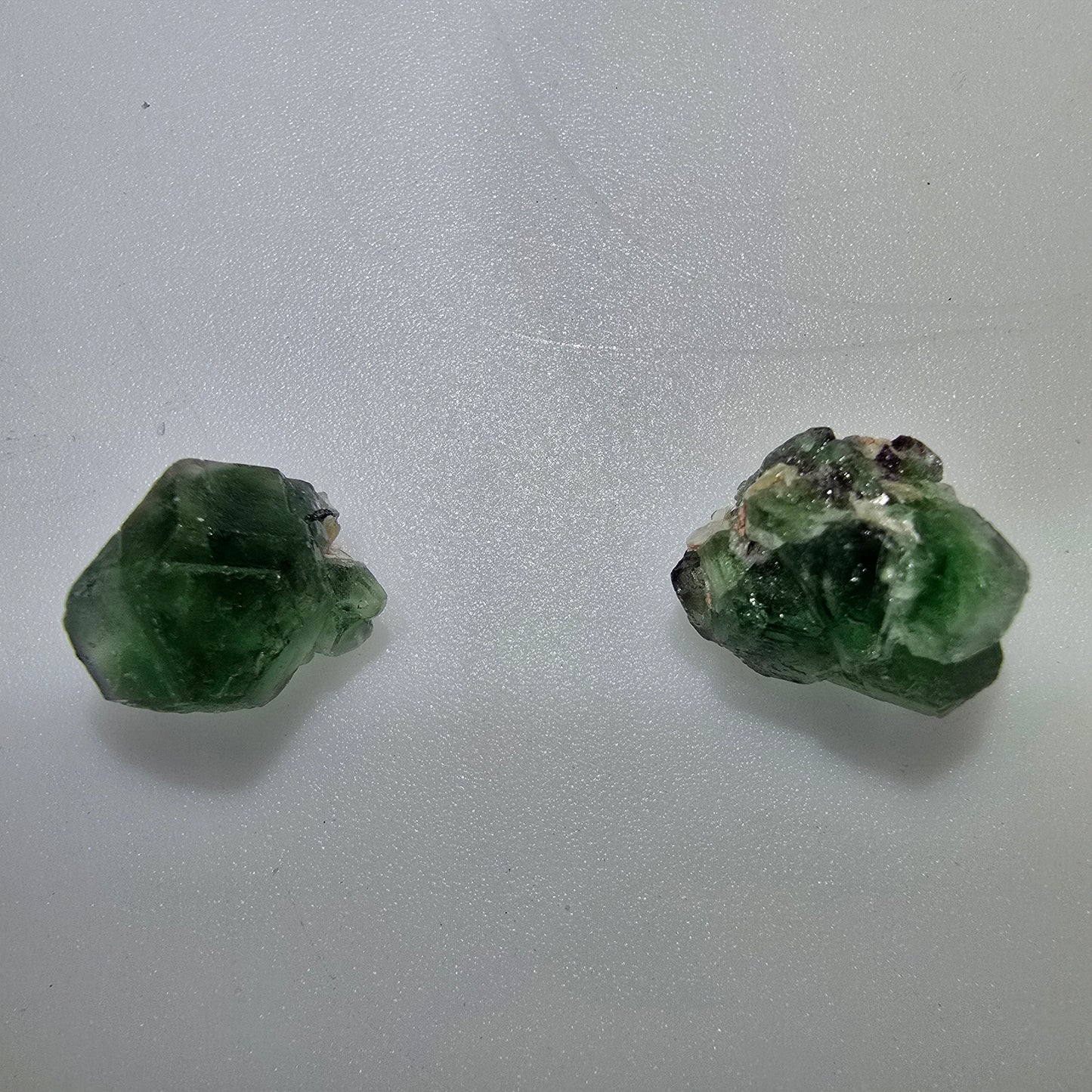 Lot de 2 pierres : fluorite fantôme, muscovite, tourmaline Schörl, Erongo, Namibie, 13-14 mm, n° 12328 