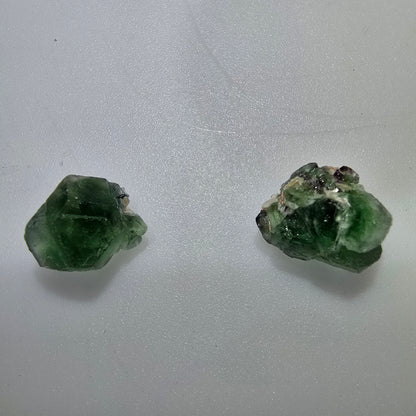 Lot de 2 pierres : fluorite fantôme, muscovite, tourmaline Schörl, Erongo, Namibie, 13-14 mm, n° 12328 