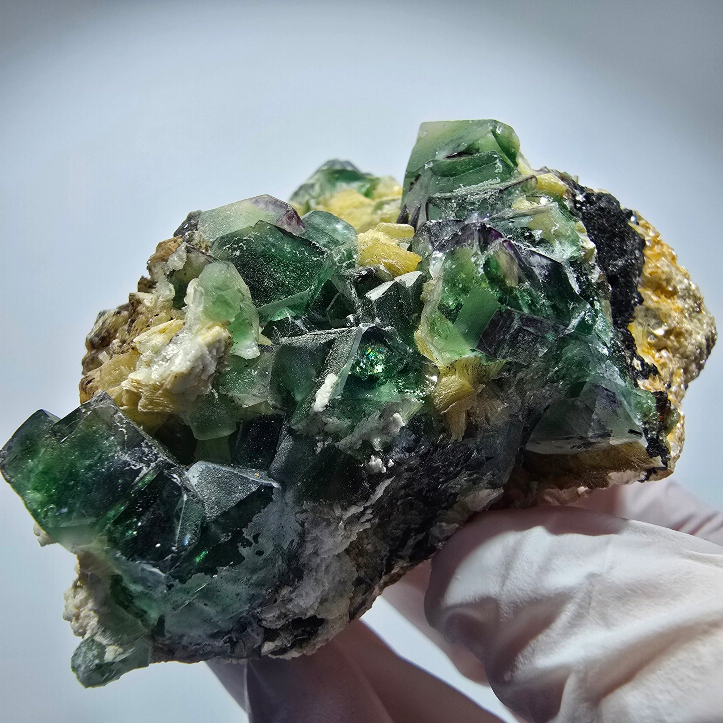 Grand fluorite fantôme, tourmaline schorl, muscovite sur matrice, Erongo Namibie 86*59*50mm #12359
