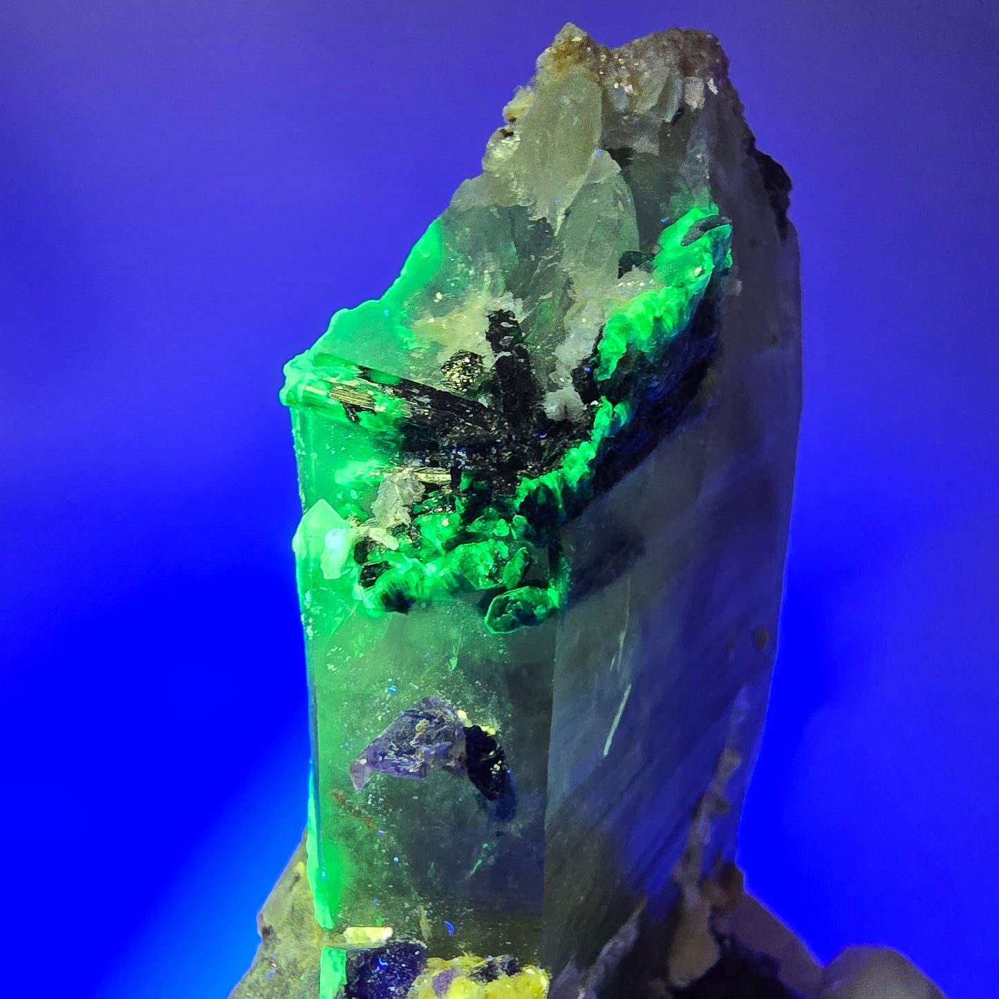 Bunte Fluorit, Rauchquarz, Schörl Turmalin, Muskovit, Hyalit Erongo, Namibia 91*65*38mm #12360