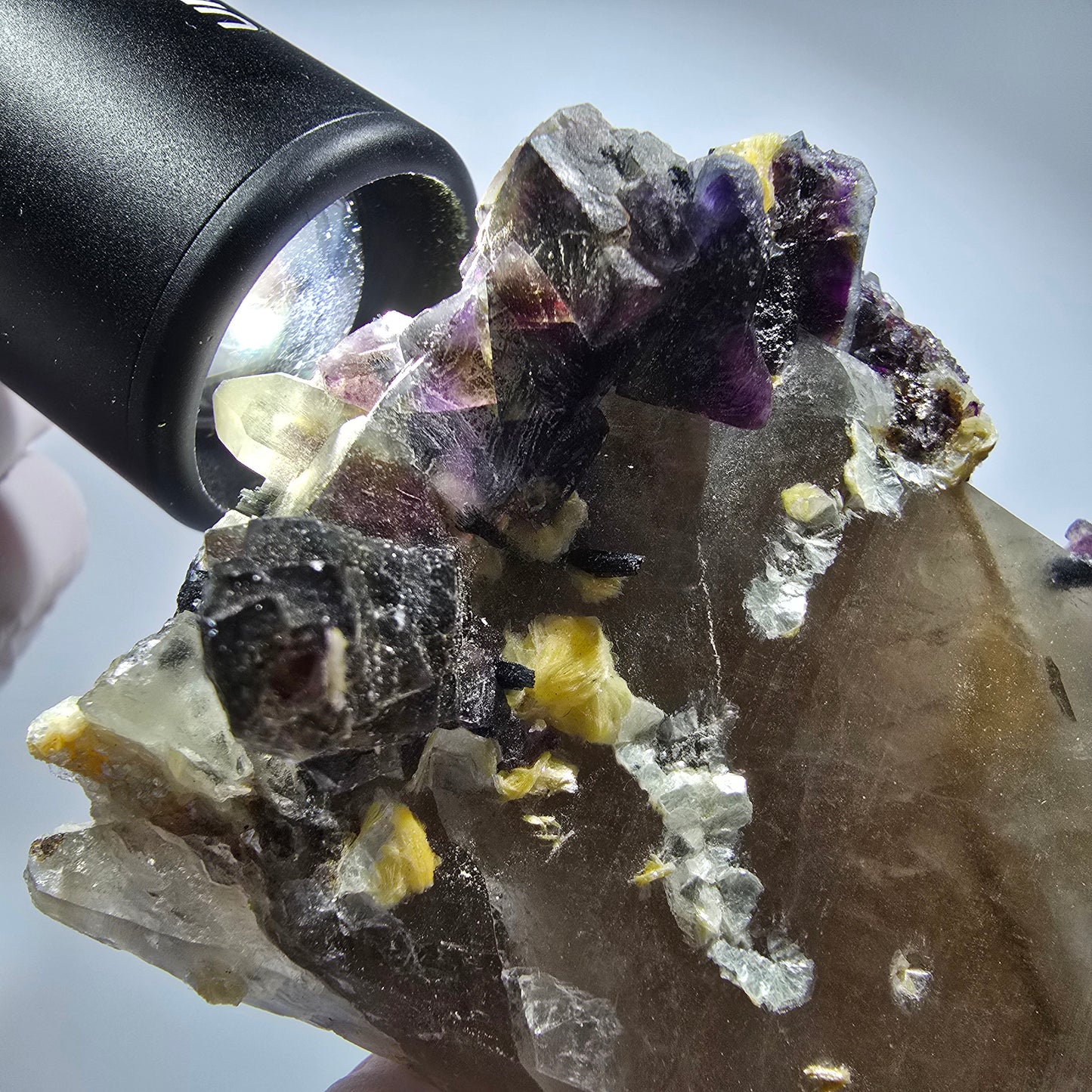 Bunte Fluorit, Rauchquarz, Schörl Turmalin, Muskovit, Hyalit Erongo, Namibia 91*65*38mm #12360