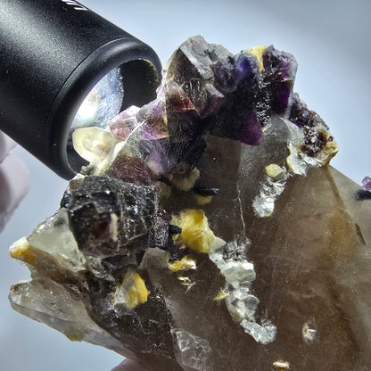 Bunte Fluorit, Rauchquarz, Schörl Turmalin, Muskovit, Hyalit Erongo, Namibia 91*65*38mm #12360