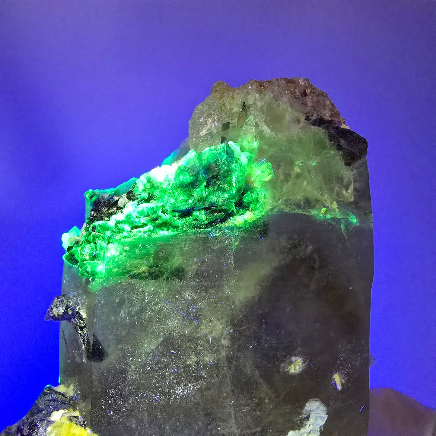 Bunte Fluorit, Rauchquarz, Schörl Turmalin, Muskovit, Hyalit Erongo, Namibia 91*65*38mm #12360