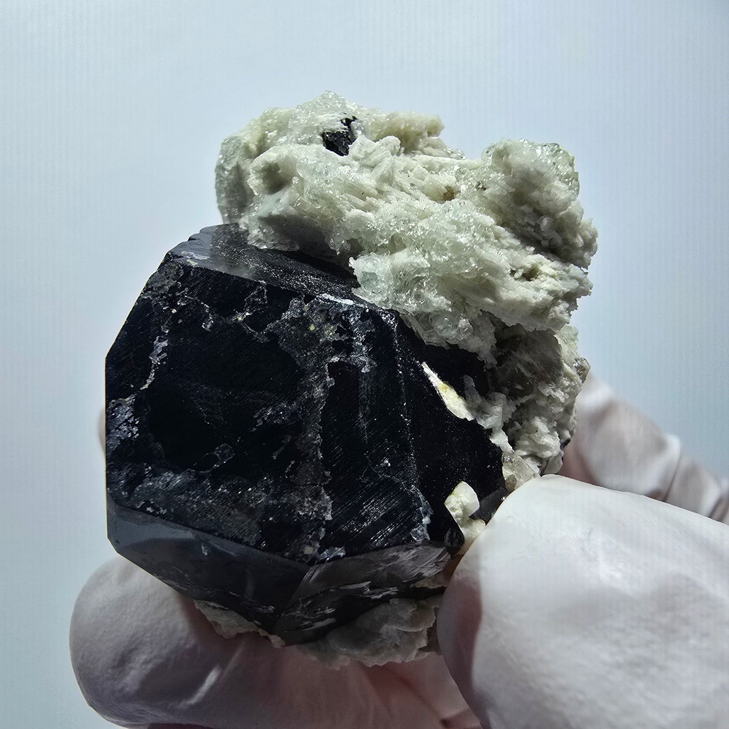 Symmetrischer Schörl Turmalin mit Hyalit, Orthoklas Erongo, Namibia 38*37*32mm #12457