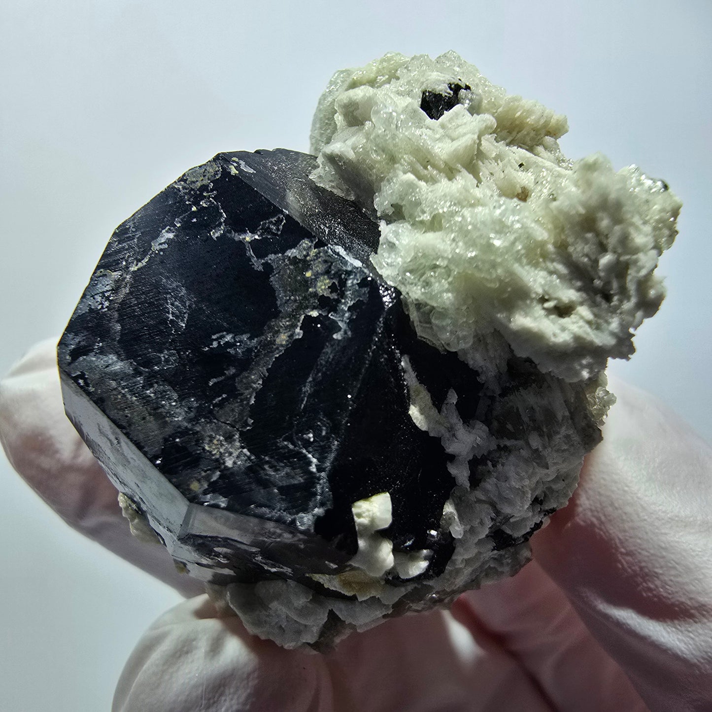 Symmetrischer Schörl Turmalin mit Hyalit, Orthoklas Erongo, Namibia 38*37*32mm #12457