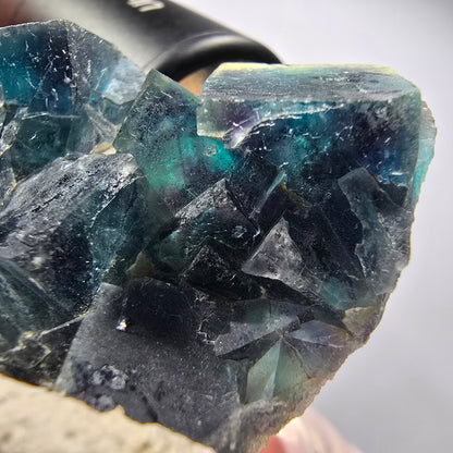 Spécimen de cubes de fluorine fantôme, Pocket Papillon bleu, Okorusu, Namibie 46*39*19mm #12509