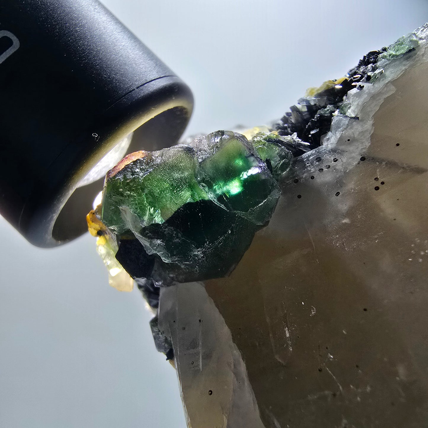Quartz fumé XL, Fluorine, Tourmaline schorl, Opale hyalite, Muscovite Erongo Namibie 119*77*56mm #12547