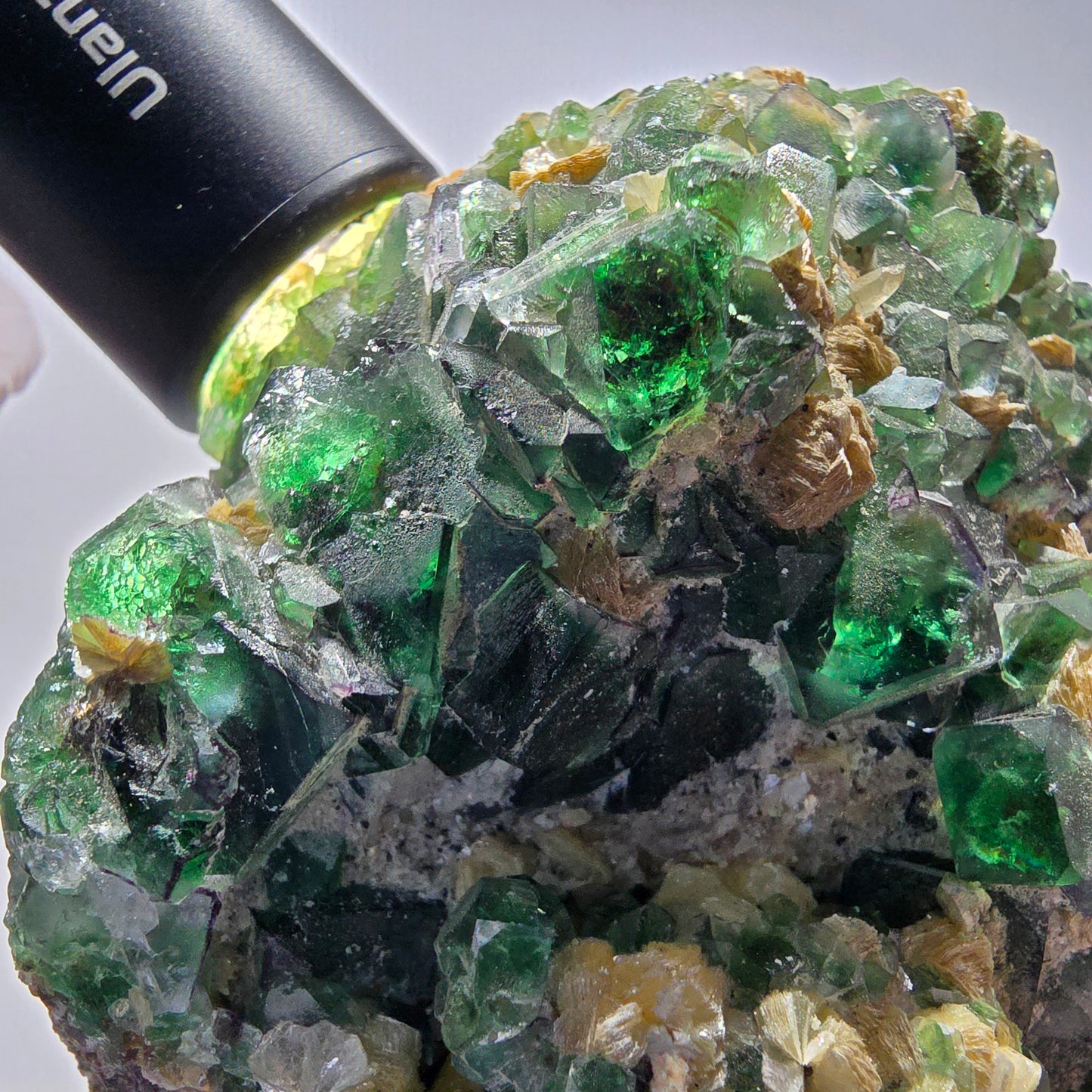 Grande fluorine, quartz fumé, opale hyalite, tourmaline schorl, muscovite Erongo Namibie 117*95*87mm #12551
