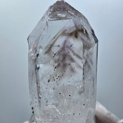 Améthyste fantôme lémurienne avec hématite mine de Gobo. Namibie 46*24*21mm #12584