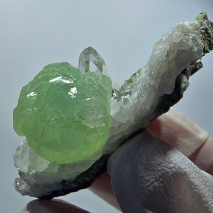 Préhnite, Quartz, Épidote sur matrice Stufe Streep Mine Goboboseb Namibie 54*30*19mm #12591