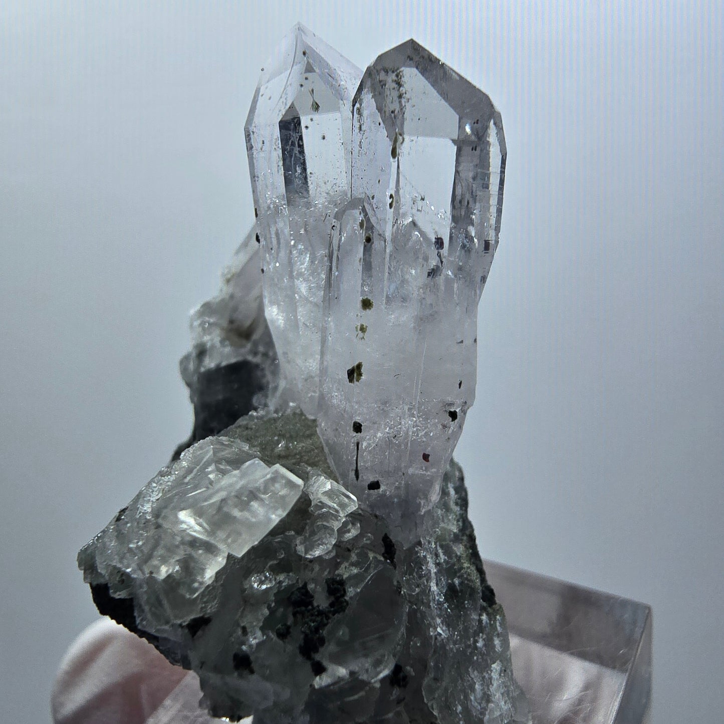 Quartz très clair, hématite, épidote avec calcite sur matrice mine de Streep, Namibie 45*27*25mm #12597