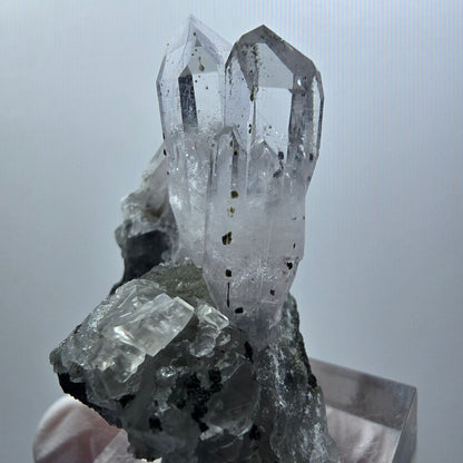 Quartz très clair, hématite, épidote avec calcite sur matrice mine de Streep, Namibie 45*27*25mm #12597