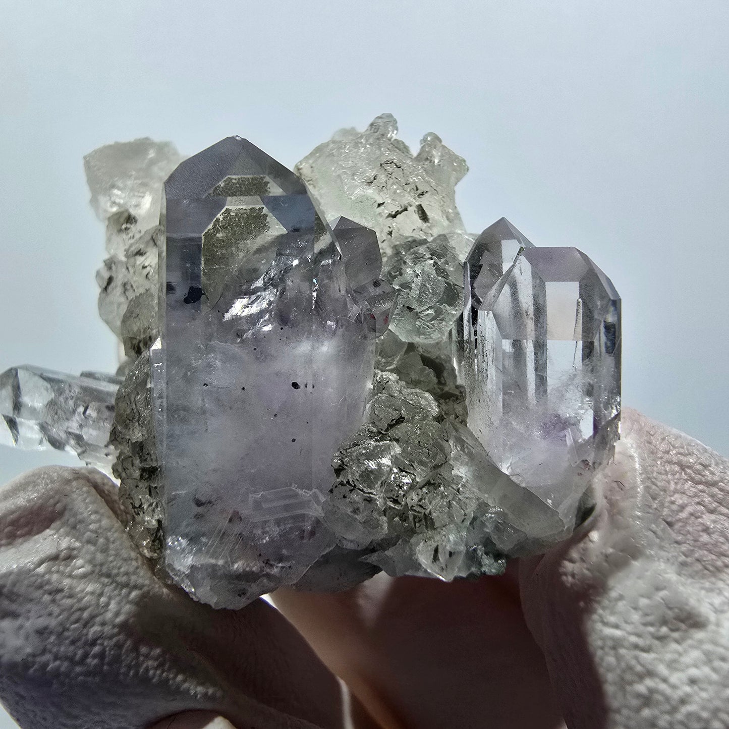 Améthyste fantôme avec hématite, calcite sur matrice, mine de Streep, Goboboseb, Namibie 41*36*25mm #12618