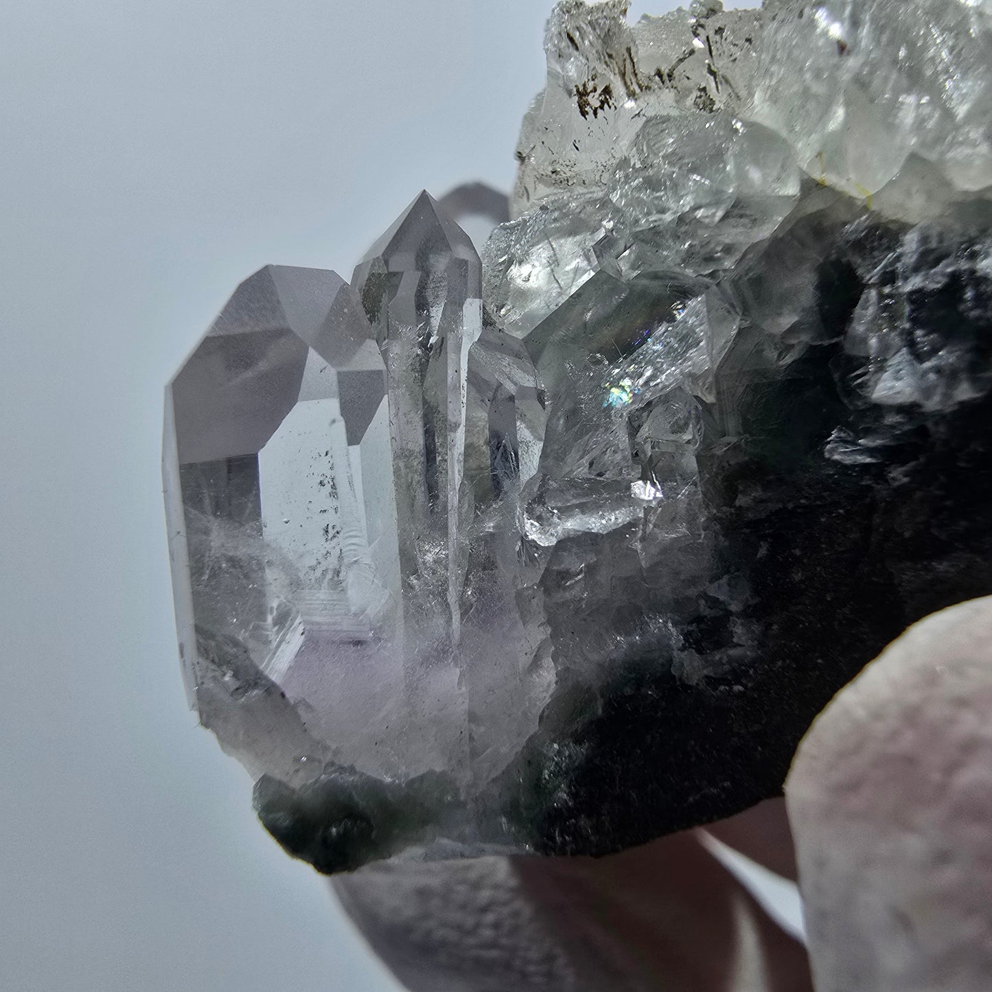 Améthyste fantôme avec hématite, calcite sur matrice, mine de Streep, Goboboseb, Namibie 41*36*25mm #12618